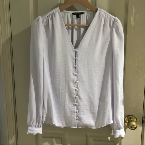 ❌SOLD Banana Republic V-Neck Button Up Blouse - Picture 3 of 8
